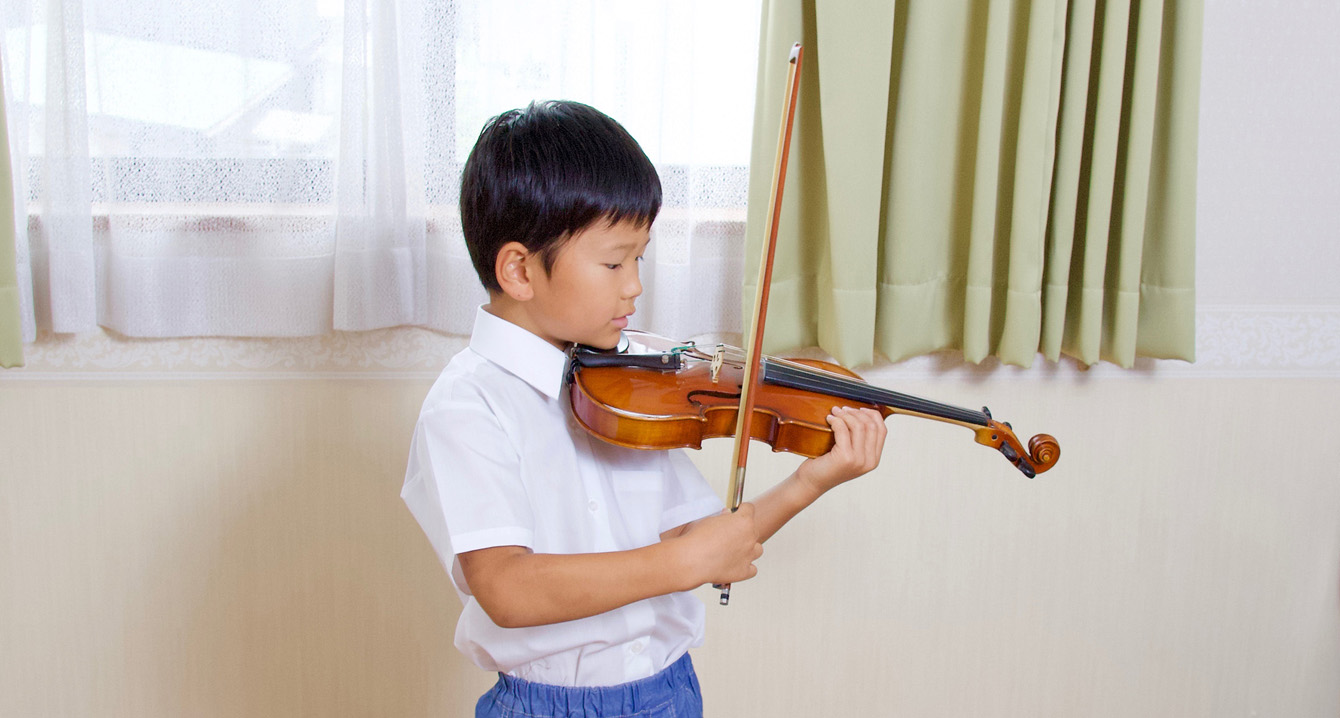 小学生ヴァイオリンを演奏