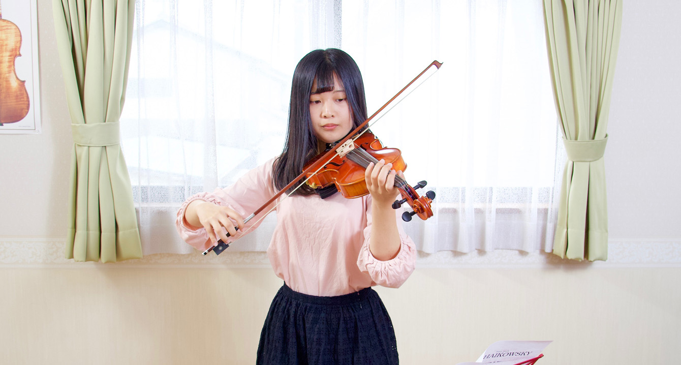 高校生がヴァイオリンを演奏